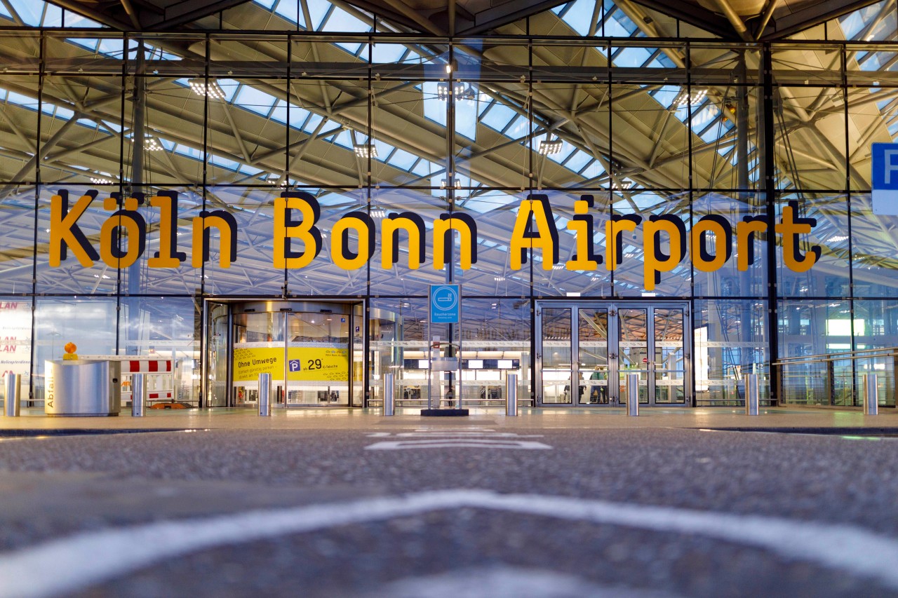 Mitarbeiter vom Flughafen Köln/Bonn begutachteten den Schaden. 