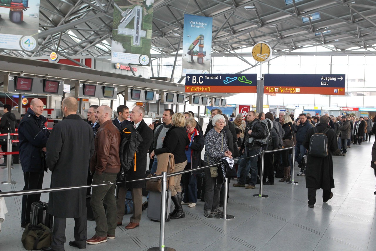 Flughafen Köln/Bonn: Passagiere machen Sicherheitskontrollen für die langen Wartezeiten verantwortlich. (Symbolbild)
