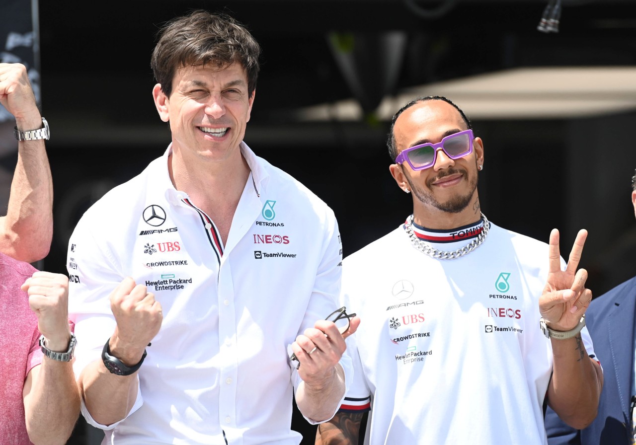 Formel 1: Toto Wolff (l.) und Lewis Hamilton (r.) haben aktuell Grund zur Freude.