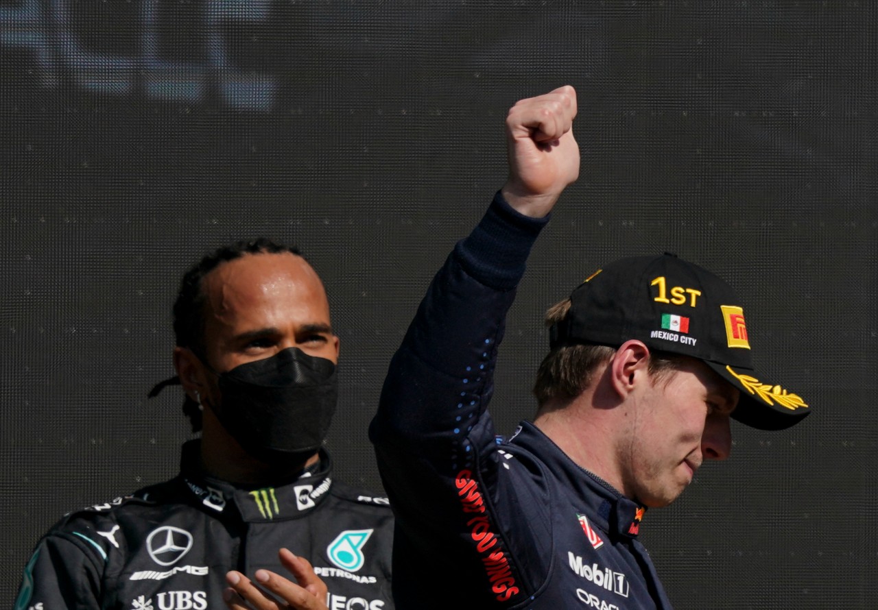 Nur noch zwei Rennen in der Formel 1: Wer schnappt sich den WM Titel? Lewis Hamilton (l.) oder Max Verstappen (r.)?