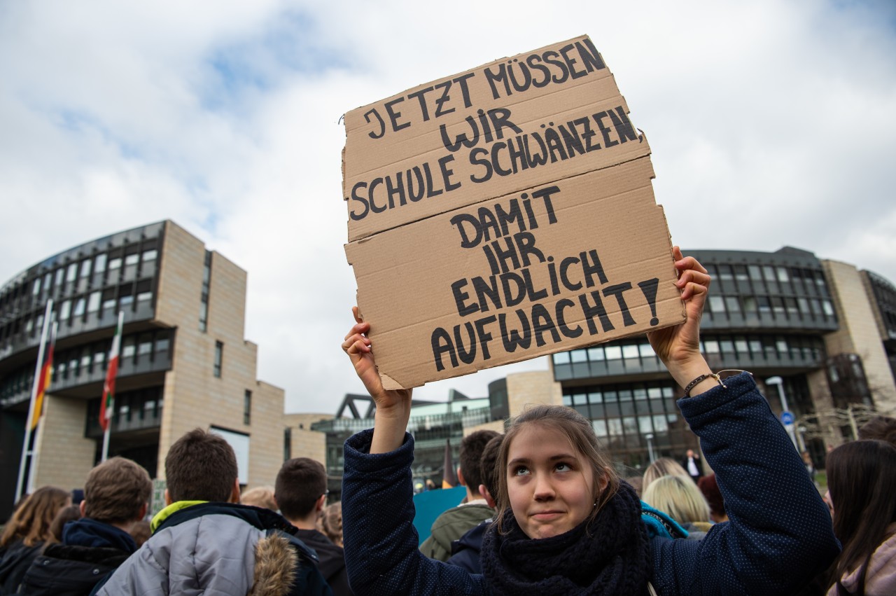 Eine Demonstrantin bei Fridays for Future in Düsseldorf fühlt sich zum Schulschwänzen gezwungen. (Archivbild)