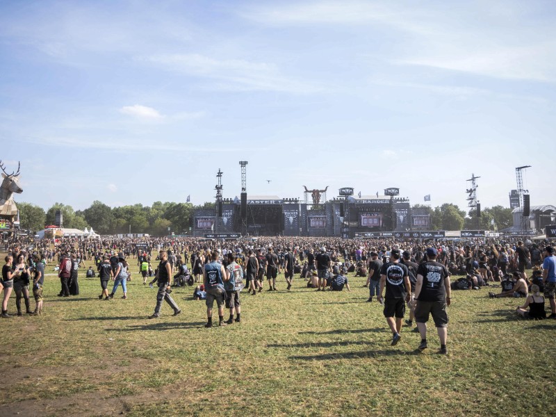 Das Festival hat am ersten Tag mit 75.000 Besuchern gestartet.