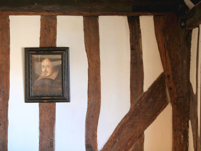 An der Wand der „King Edward VI School“ hängt heute ein Porträt des berühmten ehemaligen Schülers. Wie in wohl fast jeder anderen Schule auch... 