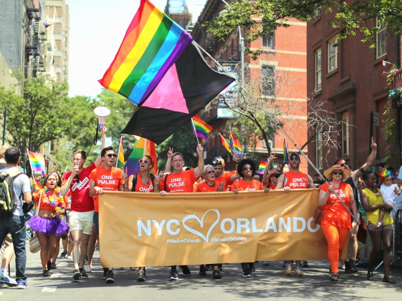 Auch die New Yorker erinnerten bei der Demonstration am 26. Juni an den Anschlag von Orlando, bei dem 49 Menschen starben.