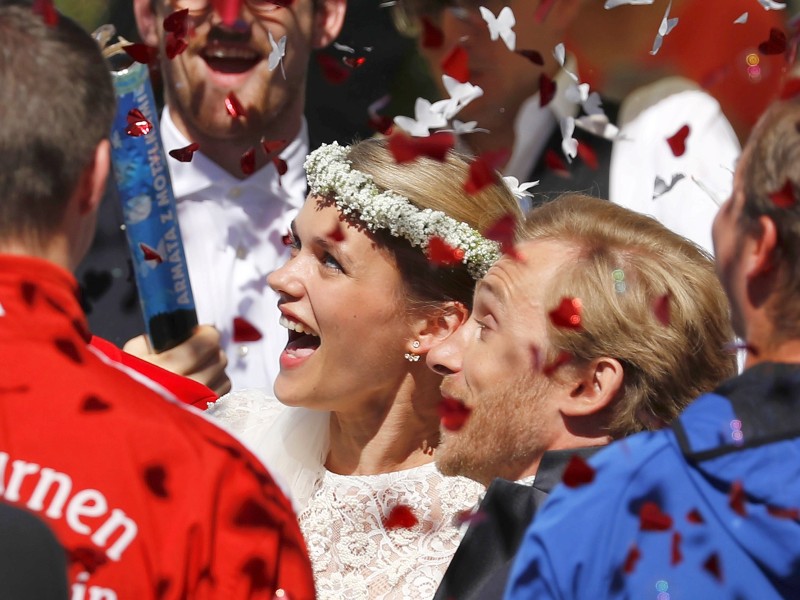 Das glückliche Brautpaar nach der kirchlichen Hochzeit: Samuel Koch mit seiner Ehefrau Sarah Elena Timpe. 