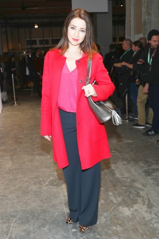 Loretta Stern mit Leoparden-Schuhwerk und rot-pink-schwarzer Kombi.