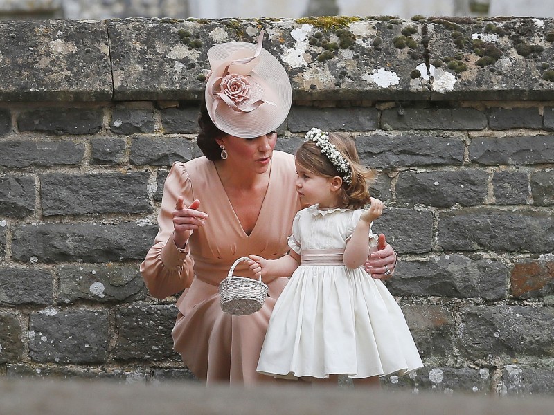 Das Mädchen ist Blumenmädchen bei der Hochzeit.