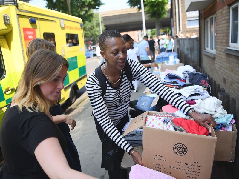 Vor allem in nahegelegenen Gemeindezentren gaben Londoner Bürger Spenden für die ehemaligen Bewohner des Hochhauses ab.