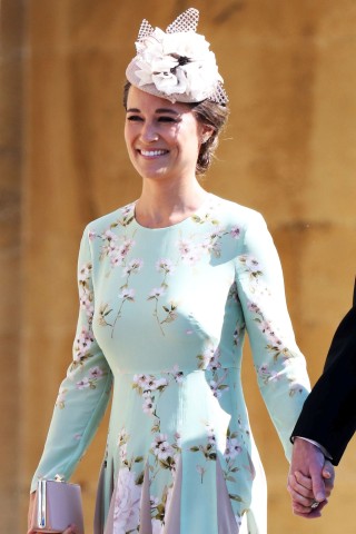 Pippa Middleton mit einem dezenten Blumengesteck.