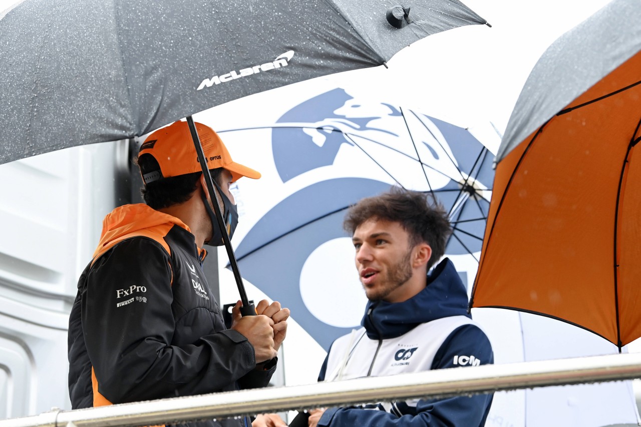 Pierre Gasly im Gespräch mit Daniel Ricciardo.