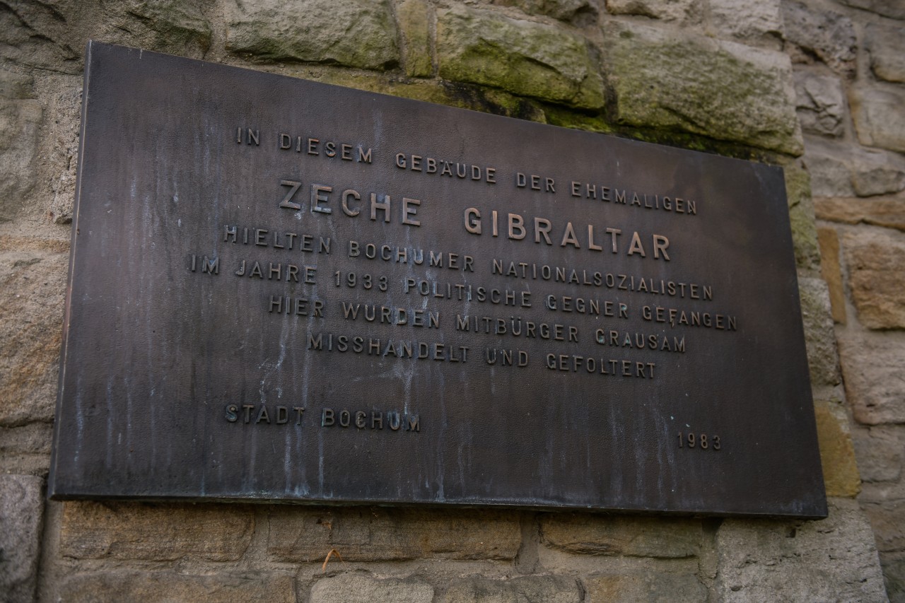 Diese Gedenktafel erinnert an die furchtbare Vergangenheit des Haus am See. 