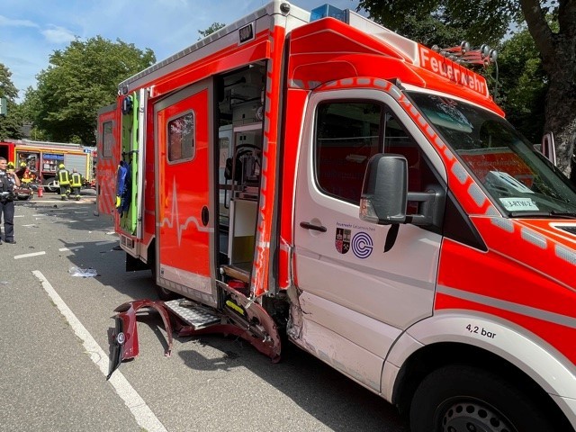 Auch der Fahrer des RTW und der an Bord befindliche Patient wurden verletzt.