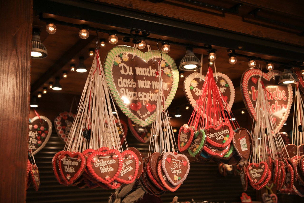 In Gelsenkirchen verkauft der Mann unter anderem Lebkuchen und gebrannte Mandeln. (Symbolbild) 