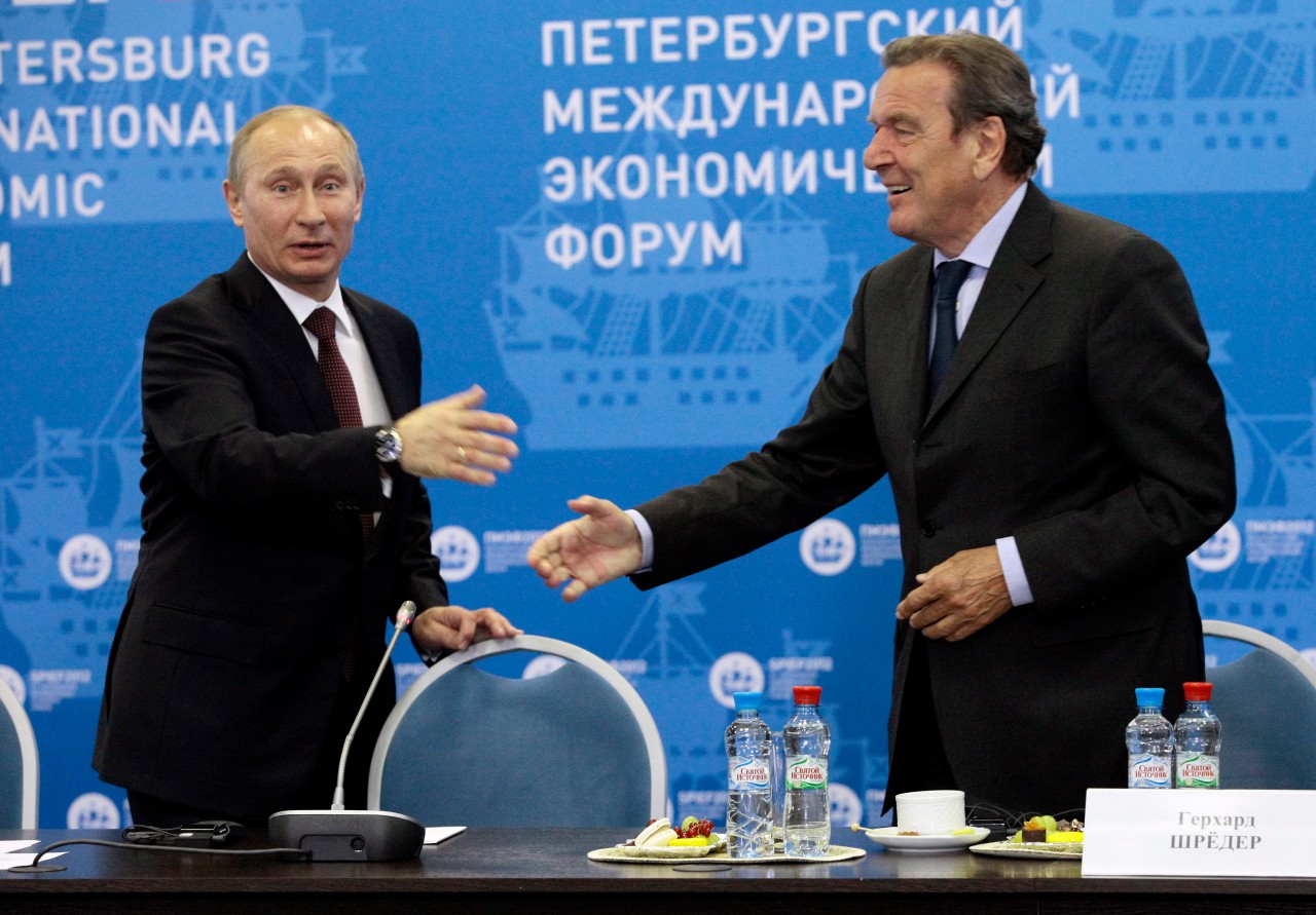 Gerhard Schröder und Wladimir Putin, hier auf einem Archivfoto von 2012.