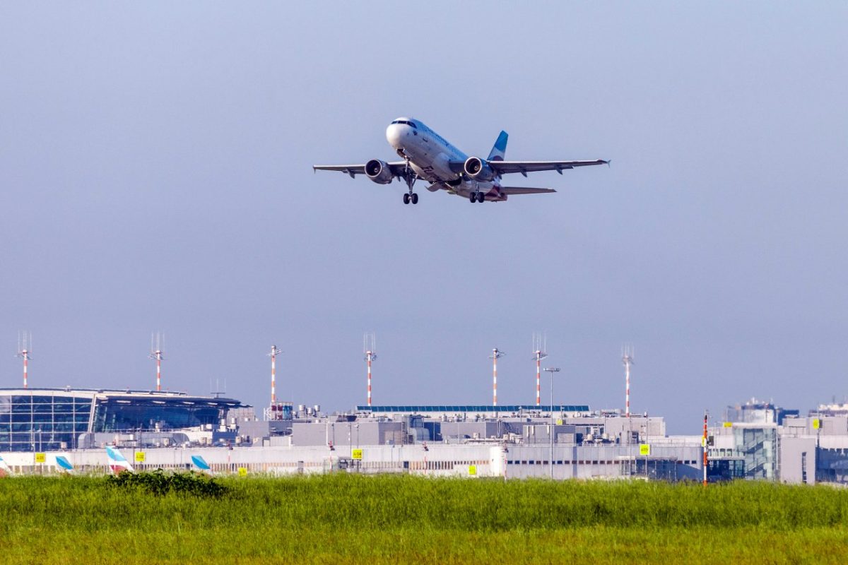 Ein Flugzeug beim Start von einer Startbahn.