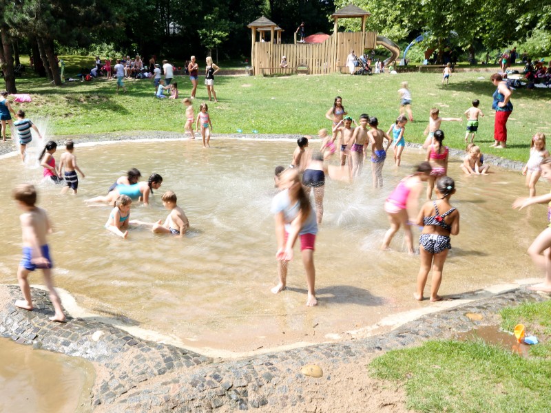 In der Gruga in Essen gibt es einen schönen Wasserspielplatz im Grünen.