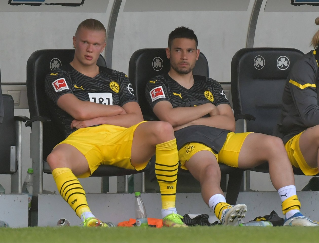 Tut es Raphael Guerreiro (r.) Erling Haaland gleich und verlässt den BVB?