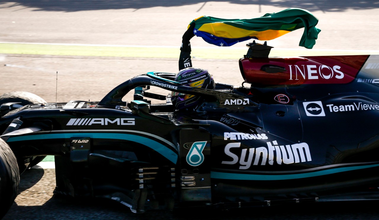 Hamilton fährt mit Flagge in der Hand auf der Ehrenrunde!