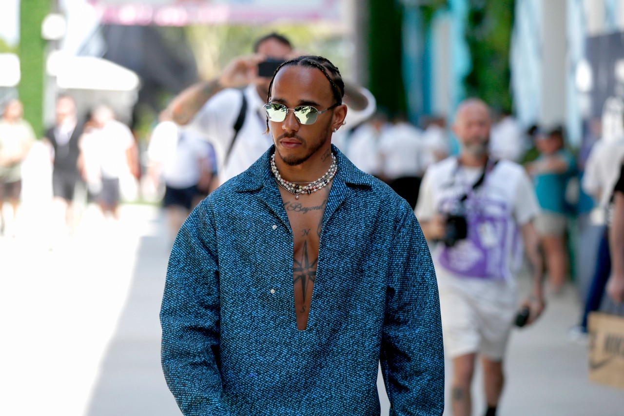 Lewis Hamilton trägt einige Piercings am Körper.