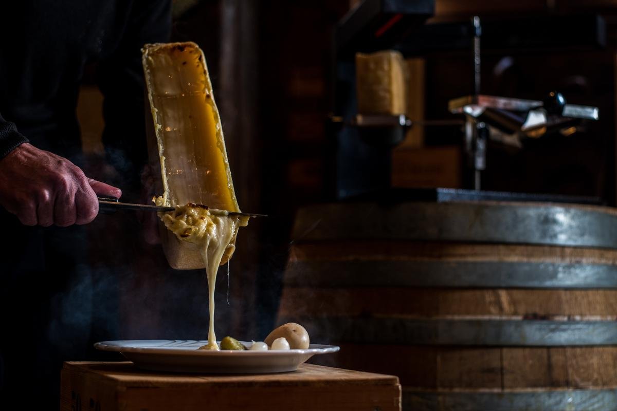 Hat lange Tradition: das Schweizer Raclette. Foto: Puzzle Media/Saastal Tourismus AG/dpa