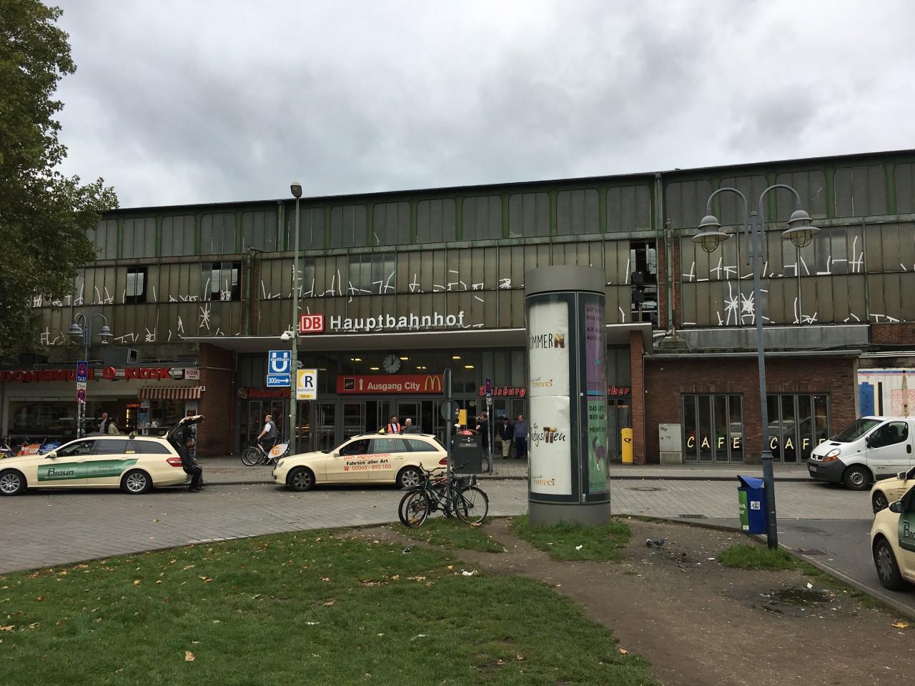 Flickschusterei: Der Duisburger Hauptbahnhof wird von Klebebändern zusammengehalten. Aber der Umbau kommt - irgendwann. 