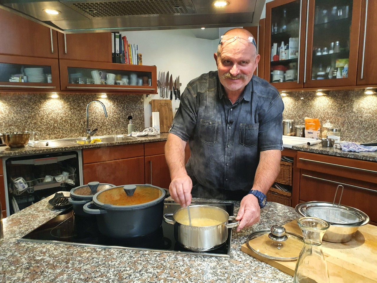„Das perfekte Dinner”-Kandidat Heinz-Georg will in der Vox-Show seine Mitstreiter von seinen Kochkünsten überzeugen.