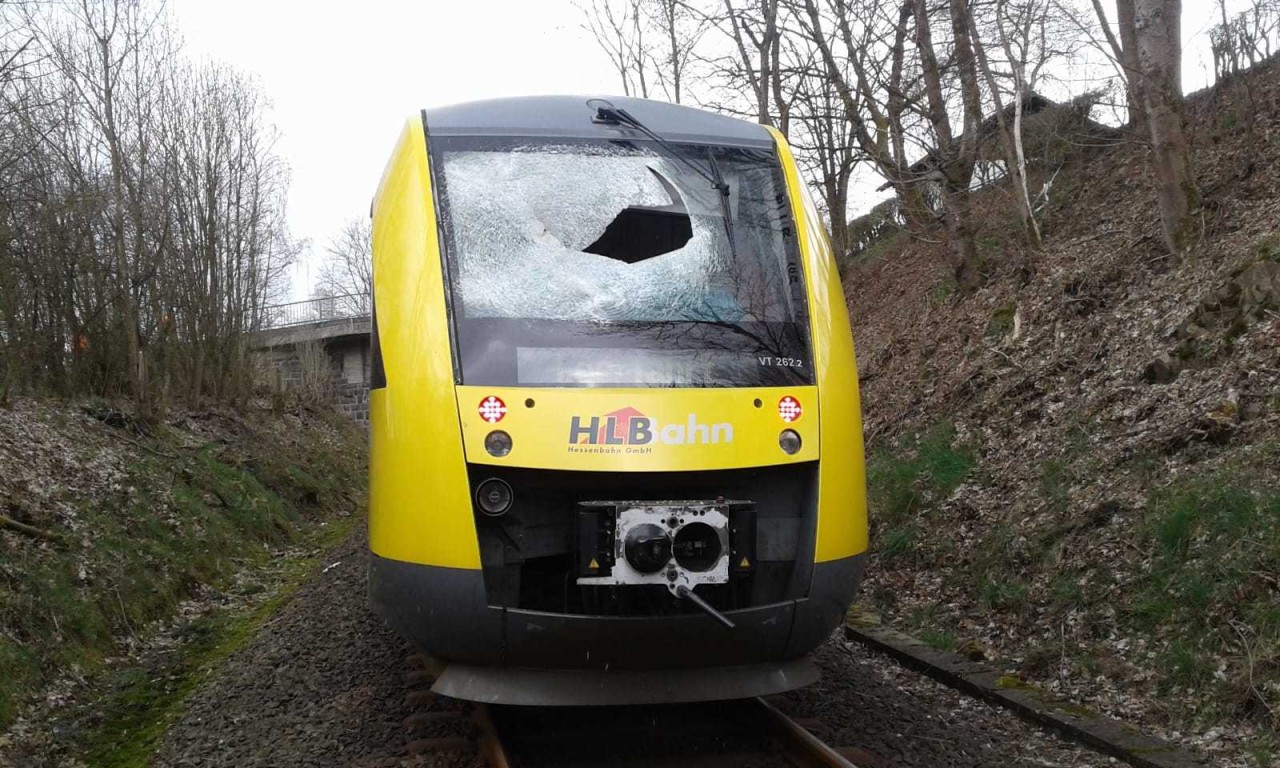 Bahn in NRW: Die Frontscheibe des Zuges war nach dem Anschlag in Bad Berleburg  schwer beschädigt. (Archivbild)