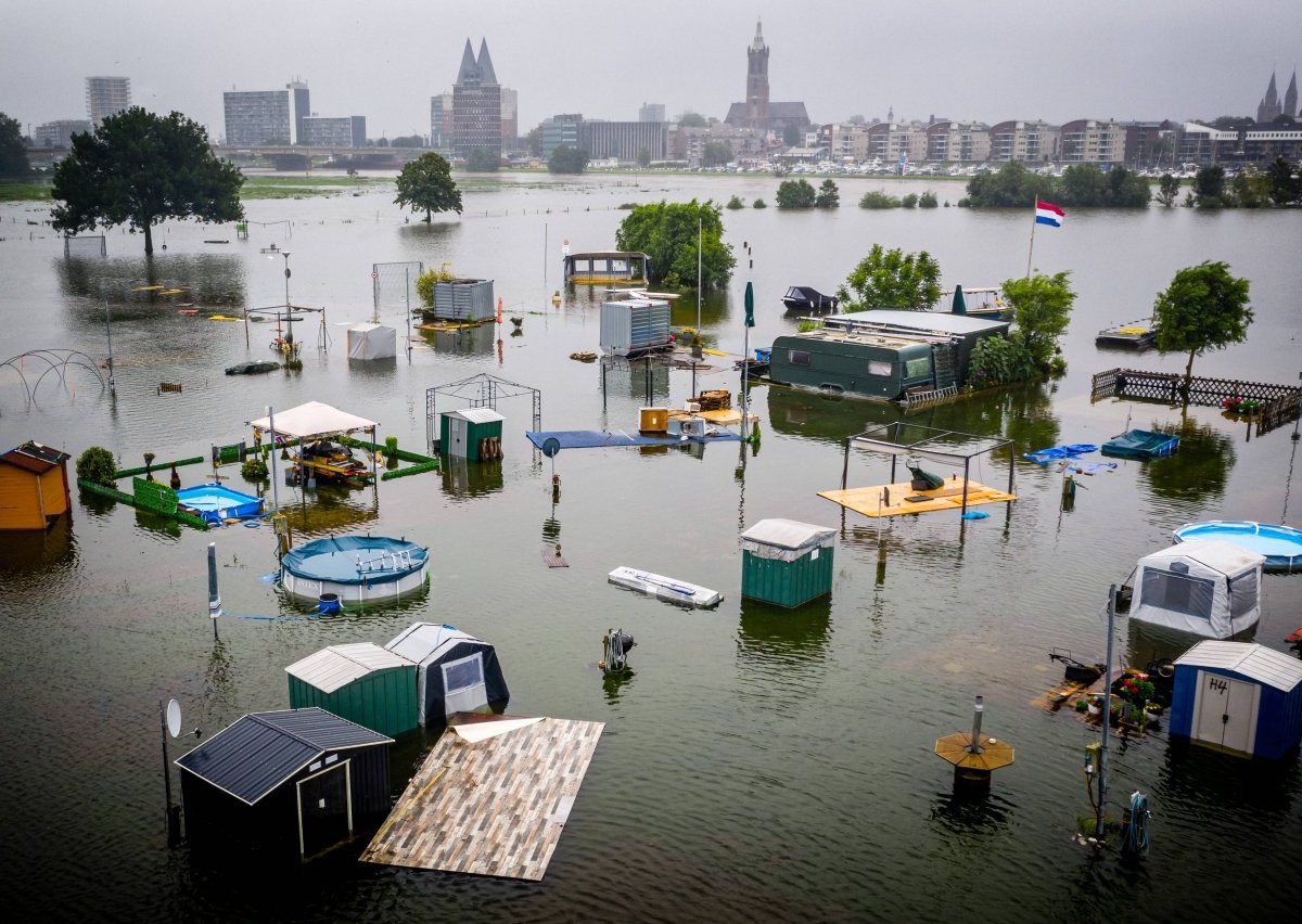 Hochwasser in Belgien und Holland: Campingplatz steht unter Wasser.