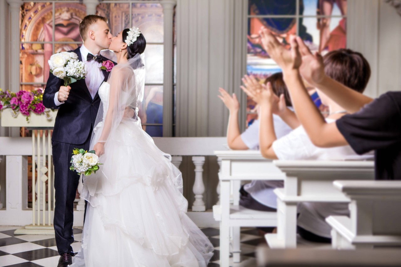 Das Brautpaar konnte seine Hochzeit nicht so feiern, wie geplant – und kam deshalb auf eine kuriose Idee. (Symbolbild)