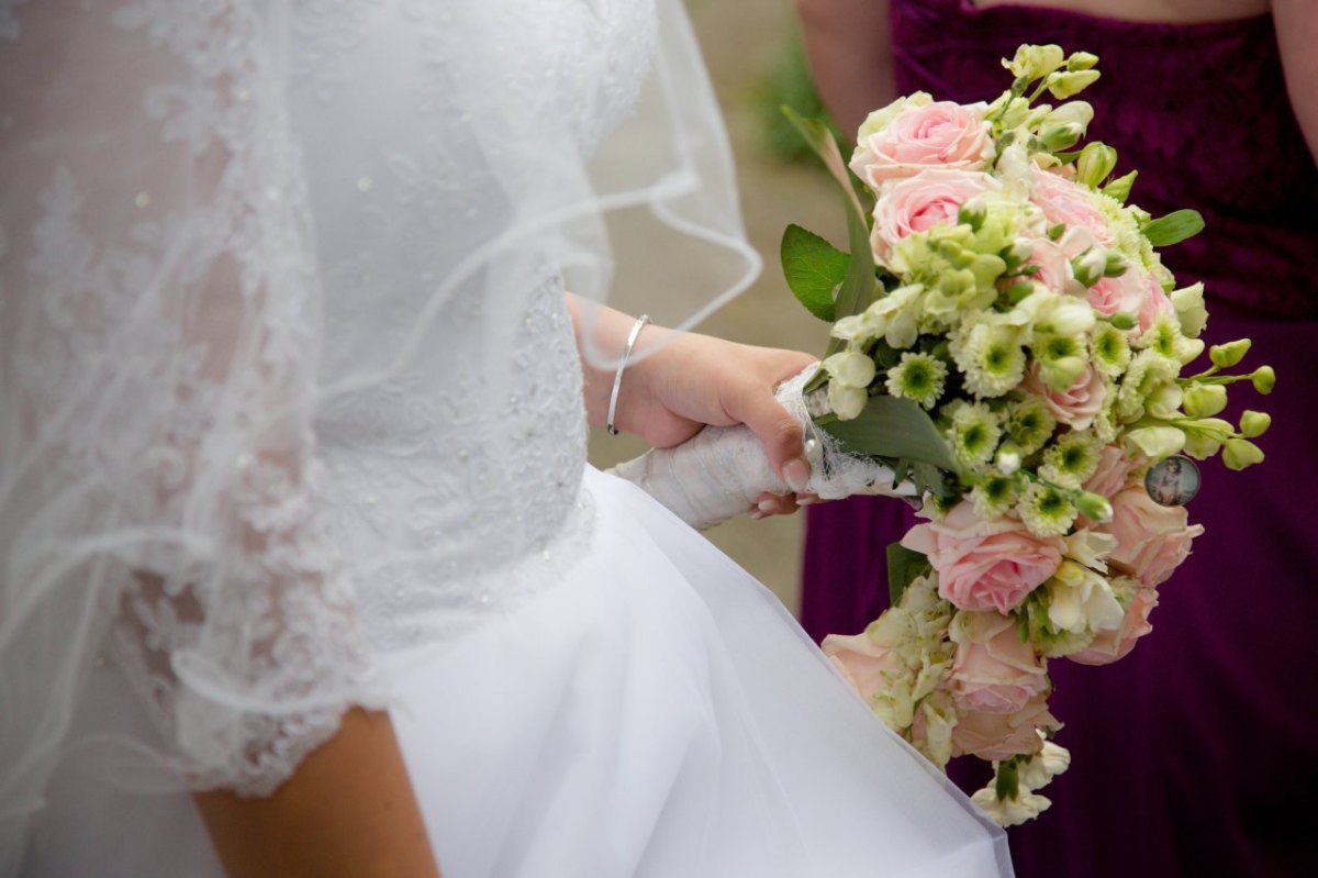 Hochzeit: Kurz vor der Trauung – Freundin der Braut erwischt Bräutigam in einer peinlichen Situation