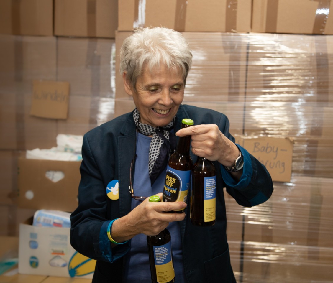 Dortmund: Frau Grawe vom Verein Gesellschaft Bochum-Donezk findet das „Anti-Putin-Bier” super.