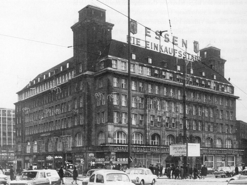 Im Zweiten Weltkrieg wurde das Gebäude schwer beschädigt - jedoch 1945 schon wieder instand gesetzt.  
Bis zum Jahr 1952 war im Gebäude die Lesehalle „Die Brücke“ eingerichtet. Im September des Jahres eröffnete das Hotel Handelshof wieder - mit 360 Zimmern.