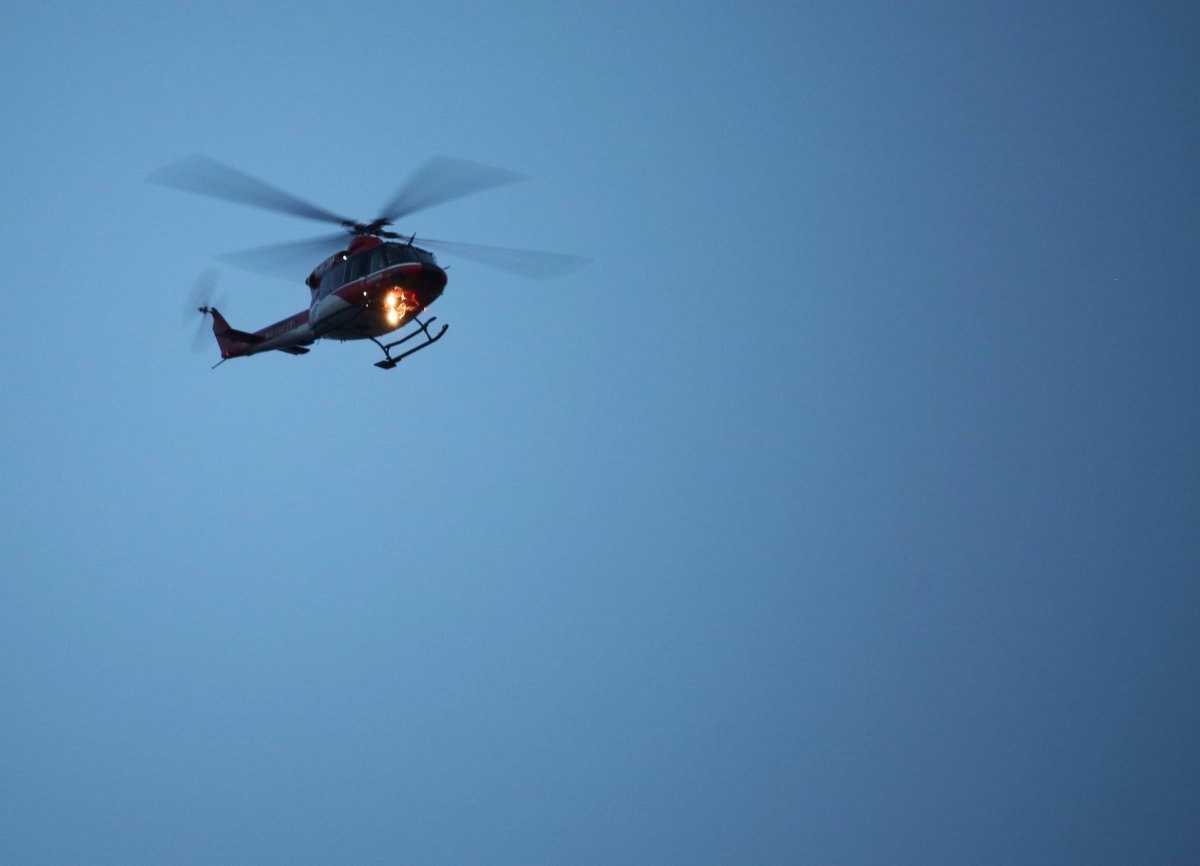 Hubschrauber Suchscheinwerfer Scheinwerfer Abend Nacht dunkel Polizei.jpg