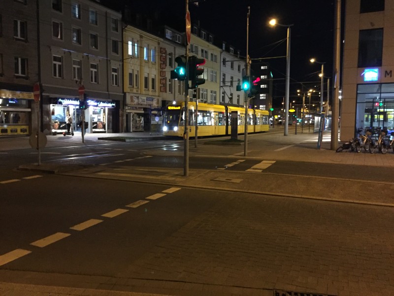 Ein paar Menschen sind an der Friedrich-Ebert-Straße mit der Bahn unterwegs.