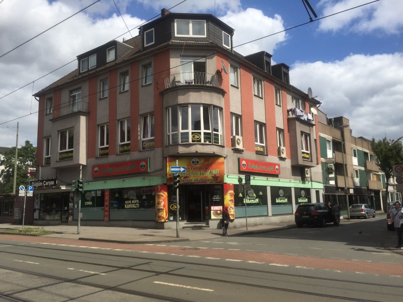An der Weseler Straße liegen viele Geschäfte.
