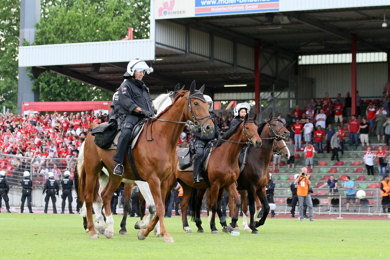 Beim Niederrheinpokal-Finale zwischen Rot-Weiß Oberhausen und Rot-Weiss Essen kommt es zu Pyro, Randale und einem Platzsturm.