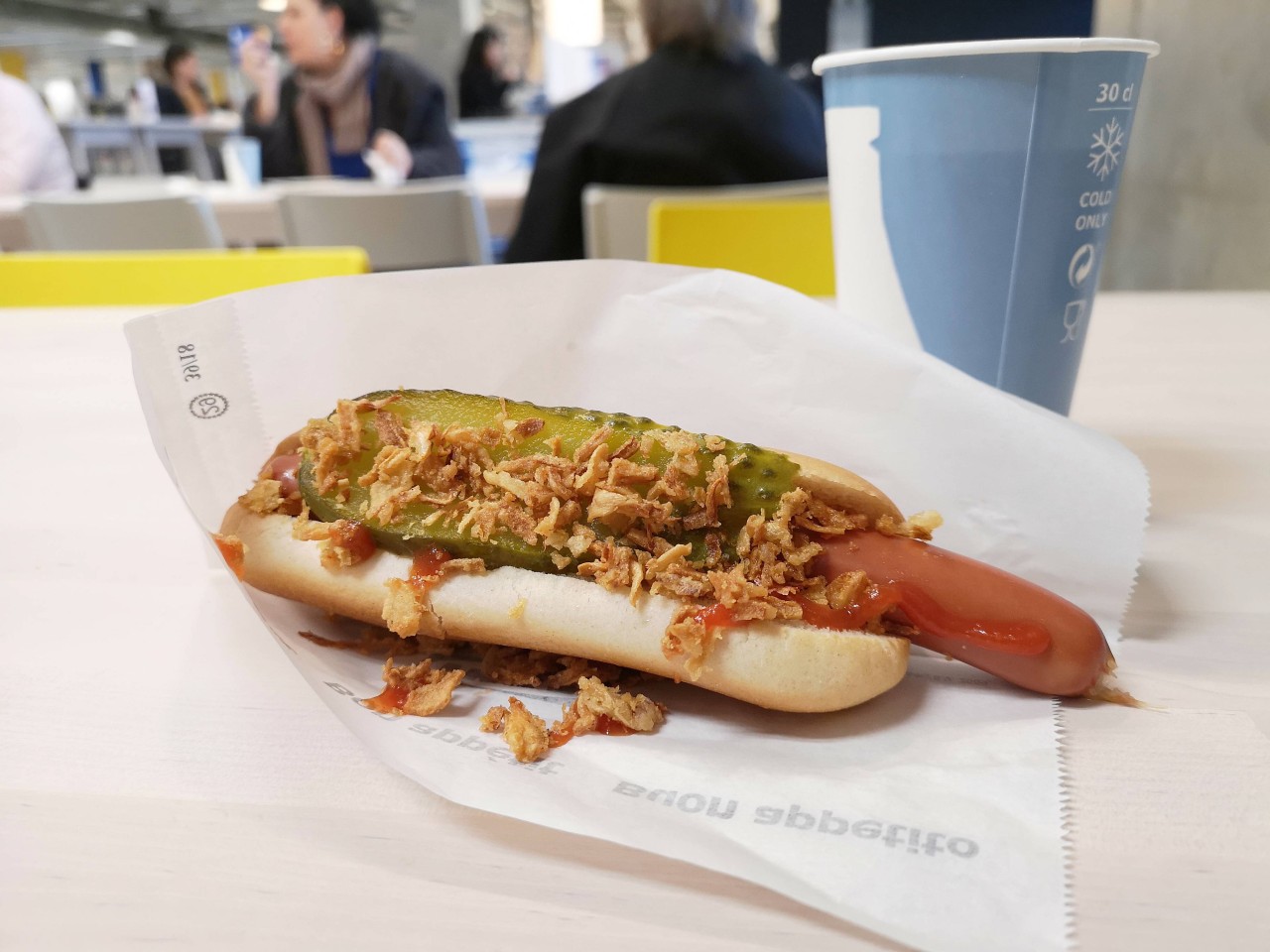 Ikea: Viele Kunden kaufen sich nach ihrem Besuch beim Möbelhaus noch einen Hot Dog. (Symbolbild)