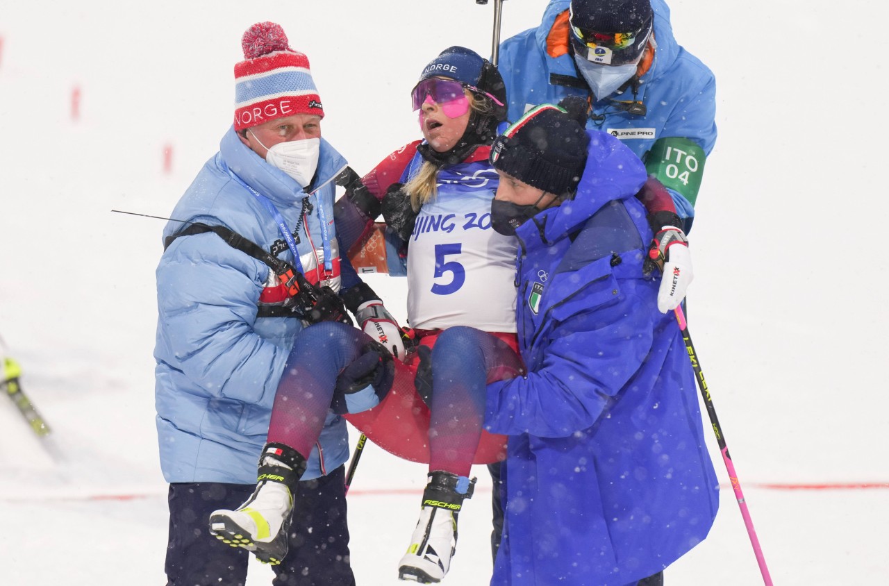 Musste aus dem Zielbereich getragen werden: Biathletin Ingrid Landmark Tandrevold.