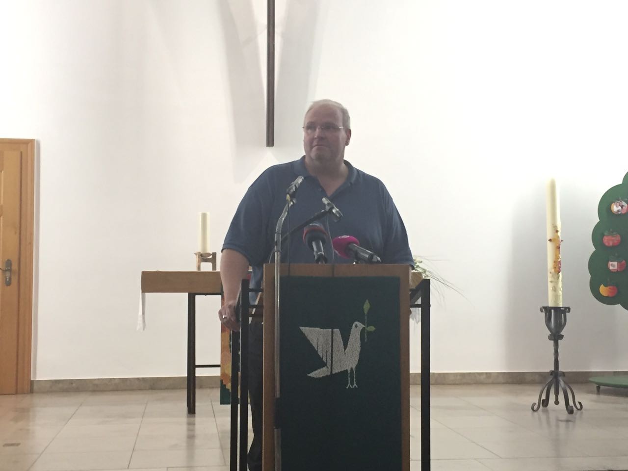 Jens Peter Ivan, Pressesprecher der Evangelischen Kirche im Rheinland, auf einer Pressekonferenz in der Kirche in Schmachtendorf.