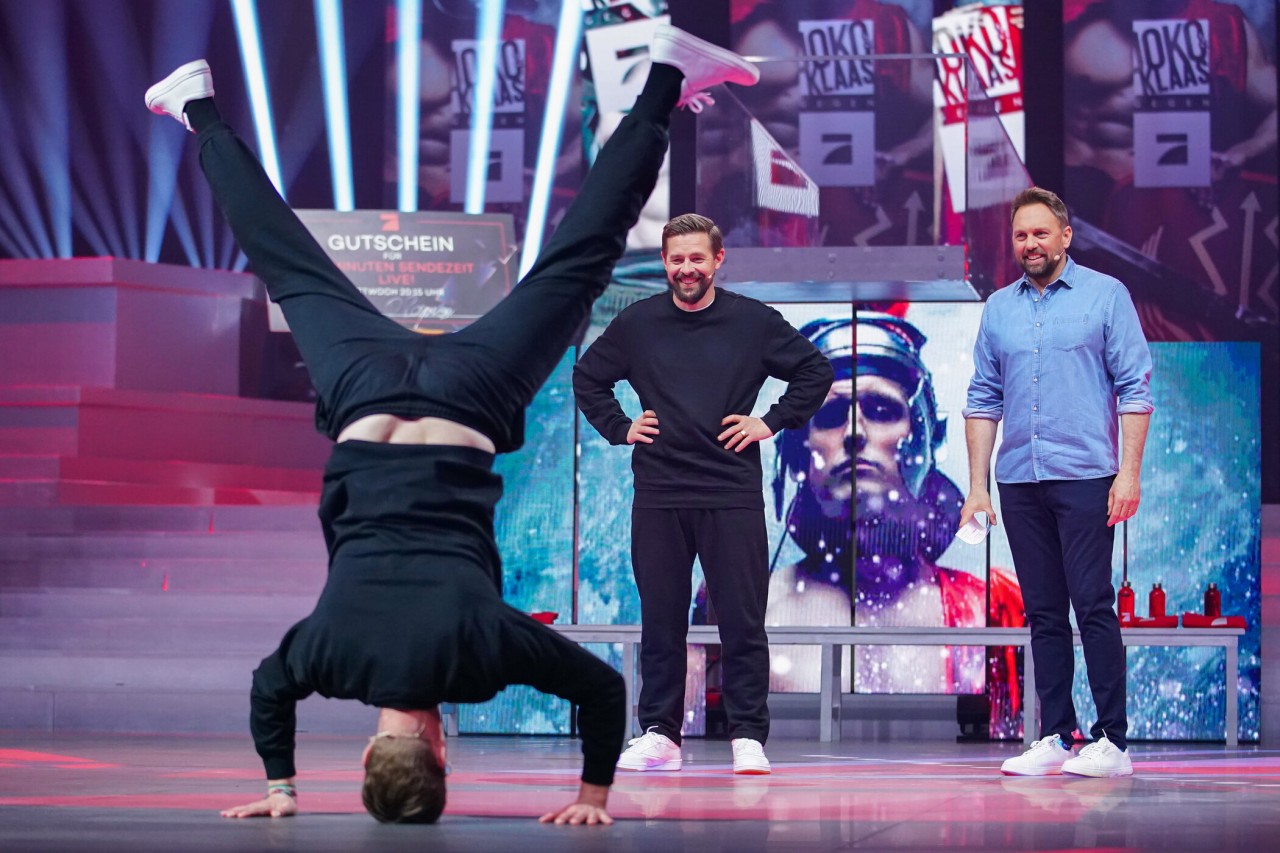 Joko macht Breakdance bei „Joko und Klaas gegen ProSieben“, Klaas Heufer-Umlauf und Steven Gätjen können nur lachen.