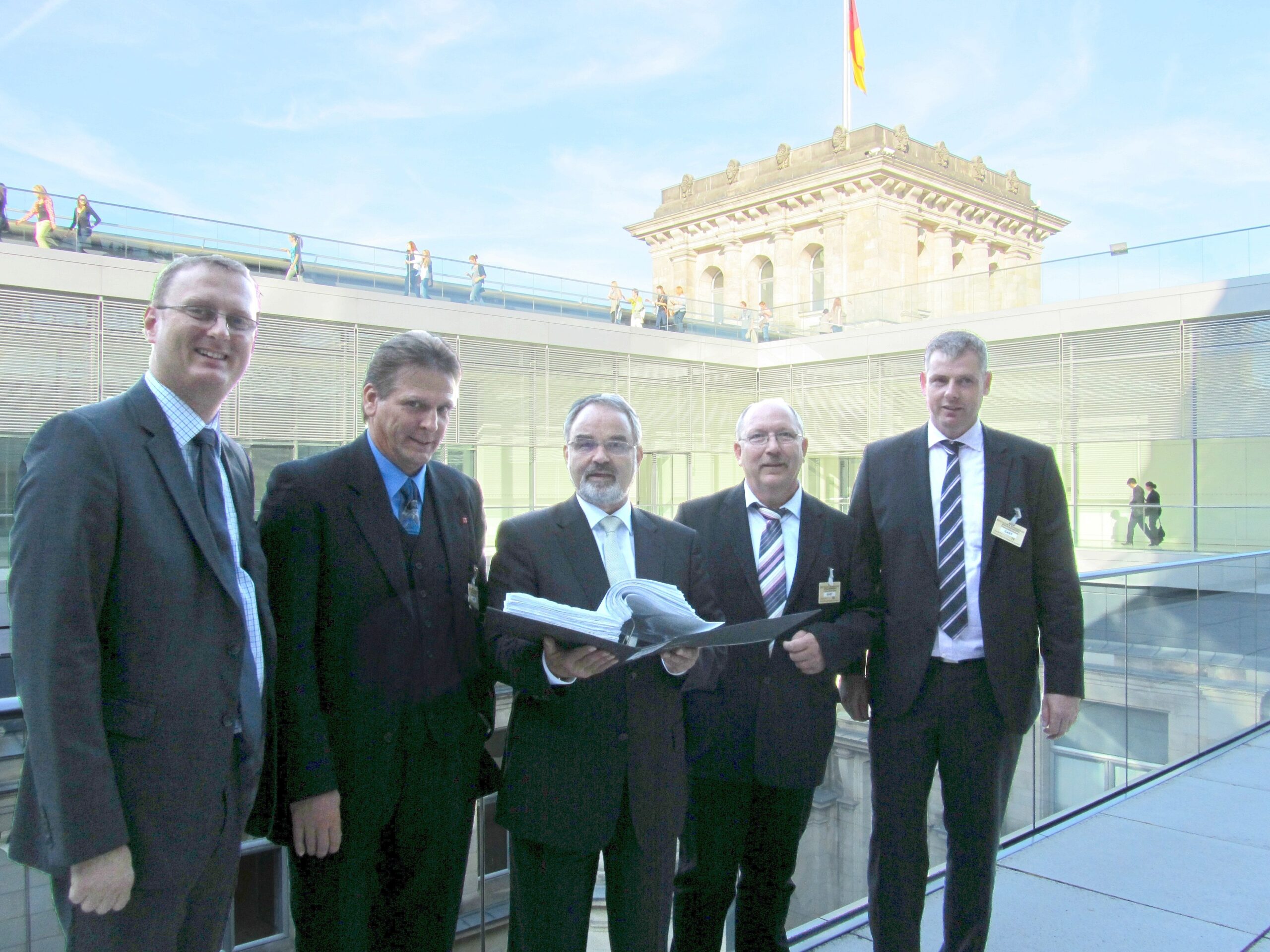 Eine Delegation aus NRW  um SPD-MdB Oliver Kaczmarek hat Thomas Kossendey, Staatssekretär im Verteidigungsministerium, eine Liste mit über 4000 Unterschriften zum Erhalt des Standortes Unna übergeben.