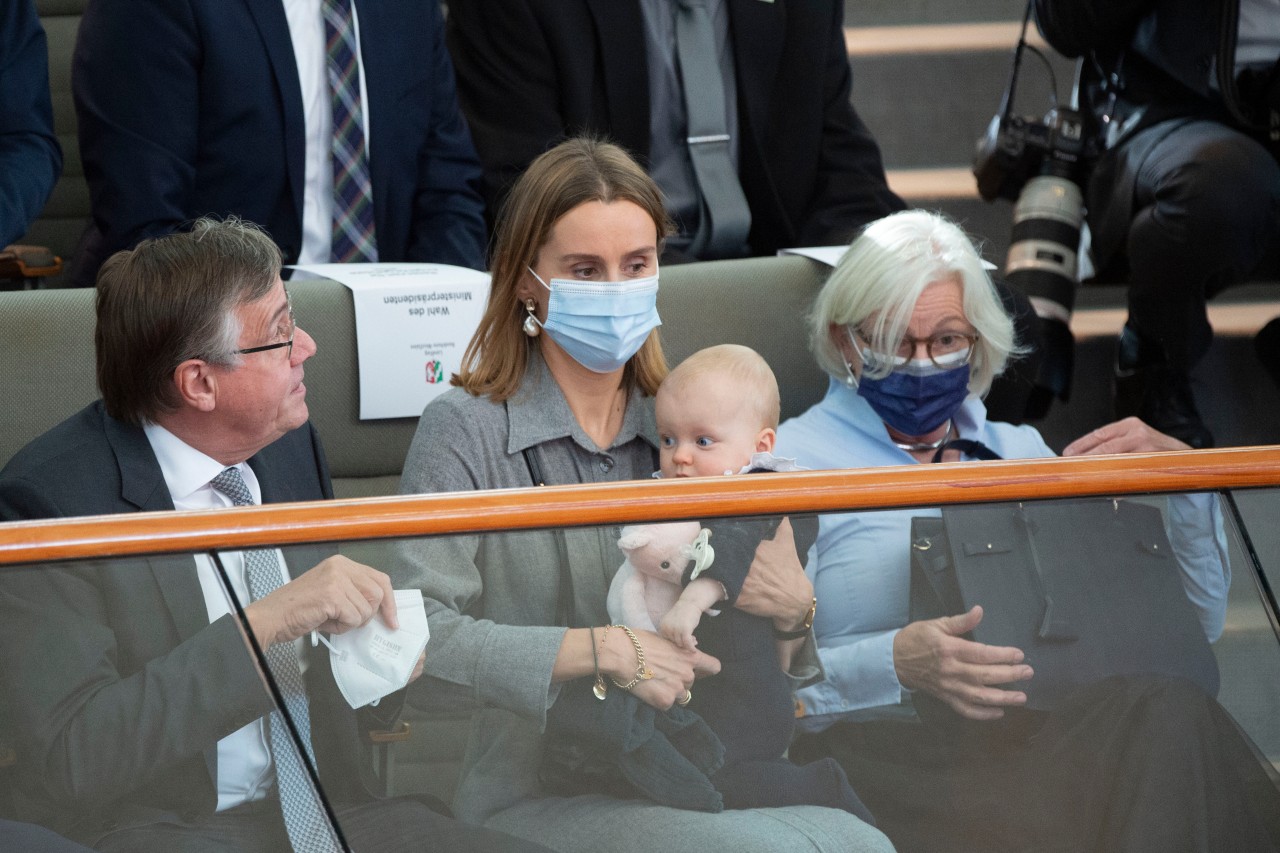 Katharina Wüst auf der Besuchertribüne des Landtags von NRW. In ihren Armen: Tochter Philippa. 