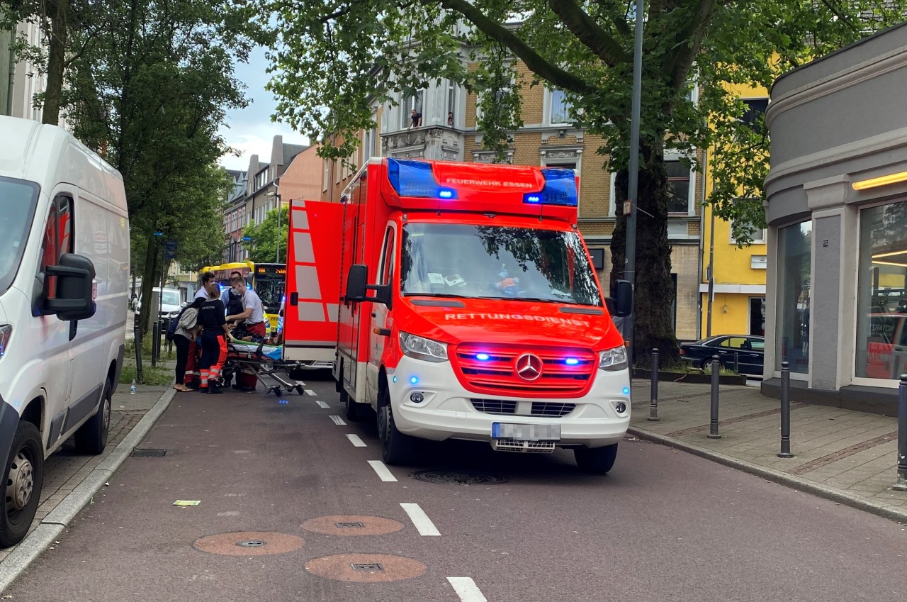 In Essen-Kray wurde auf der Krayer Straße ein Kind von einem Auto erfasst und schwer verletzt.