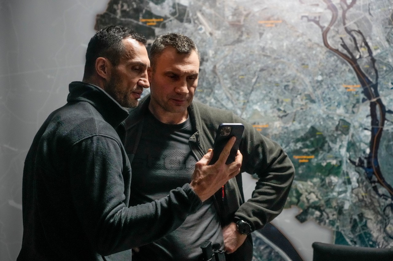 Die Brüder Vitali (rechts) und Wladimir Klitschko berichteten im ARD-Morgenmagazin über die aktuelle Lage in Kiew.