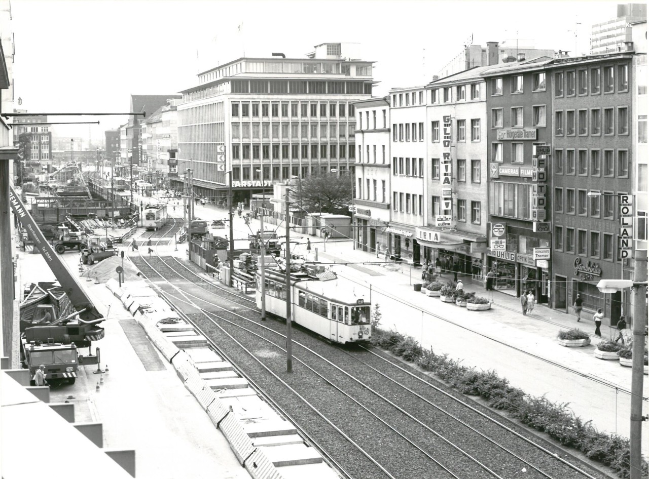 Früher fuhr die Straßenbahn noch überirdisch über die Königsstraße. 