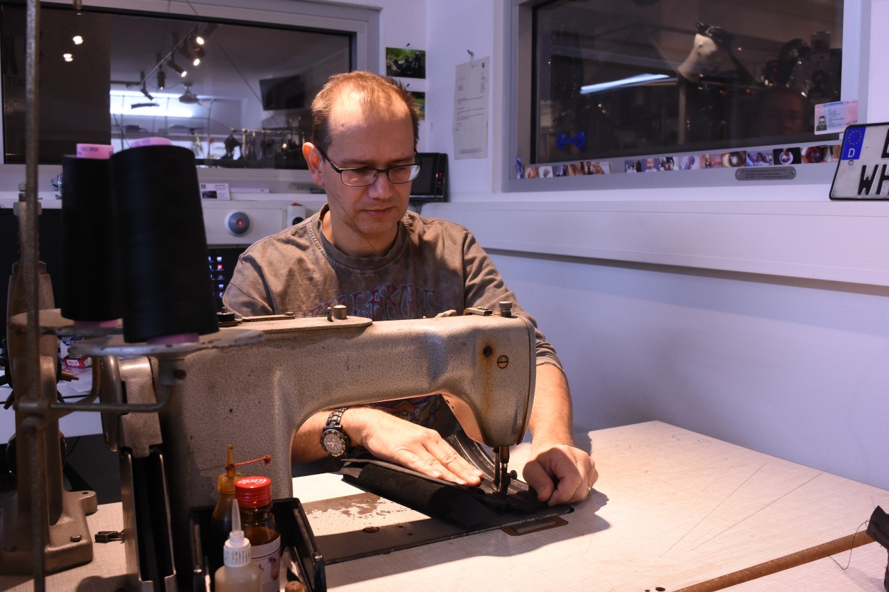 Steffen S. produziert Maßanfertigungen aus Lack, Leder, Latex und Co. in der LGS-Werkstatt.