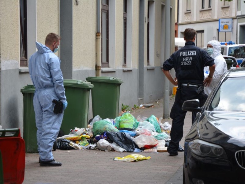 Die Ermittler suchten in Mülltonnen nach einem möglichen Mordwerkzeug.