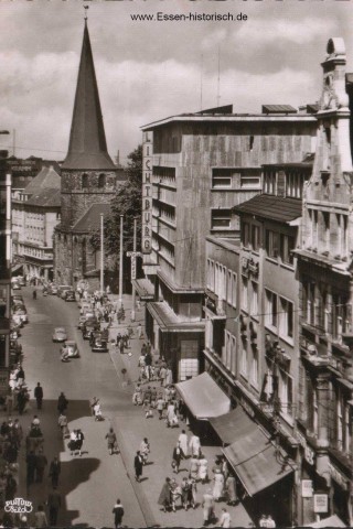 Ein weiterer Blick in die Kettwiger Straße. Rechts ist die Lichtburg mit dem größten Kinosaal Deutschlands zu erkennen.