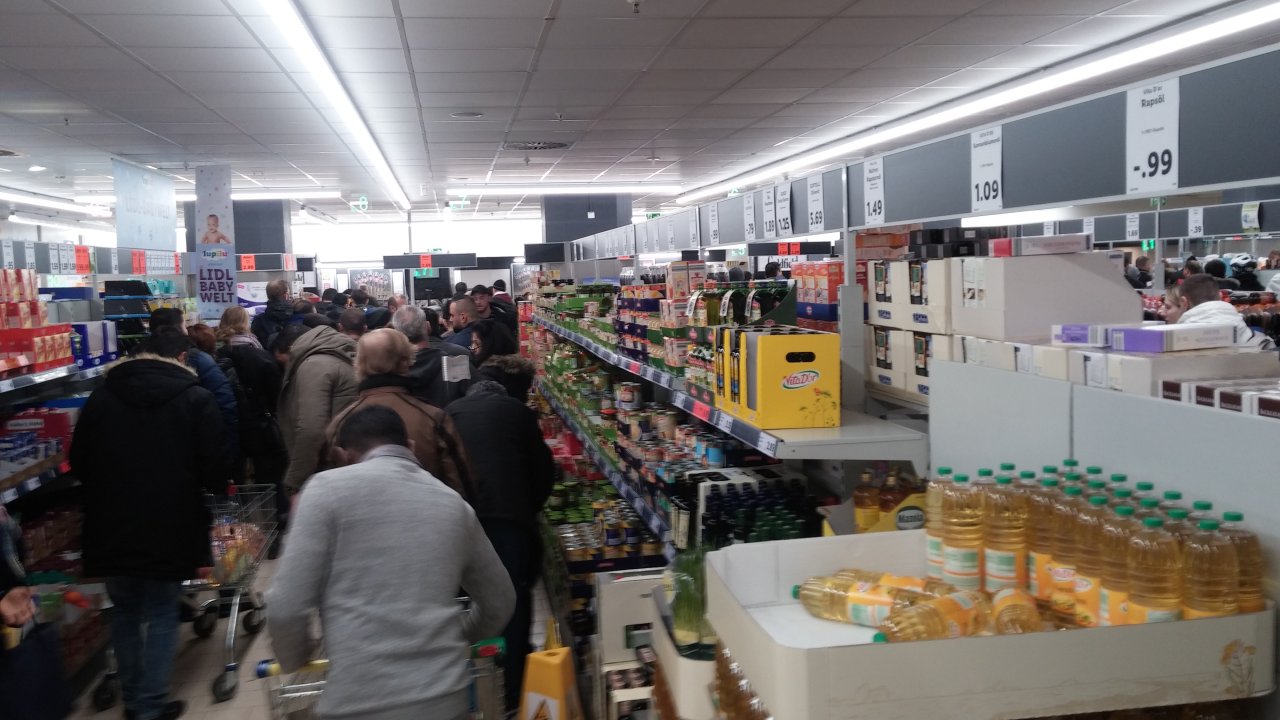 Lidl am Essener Hauptbahnhof Meterlange Schlangen und Gedrängel am