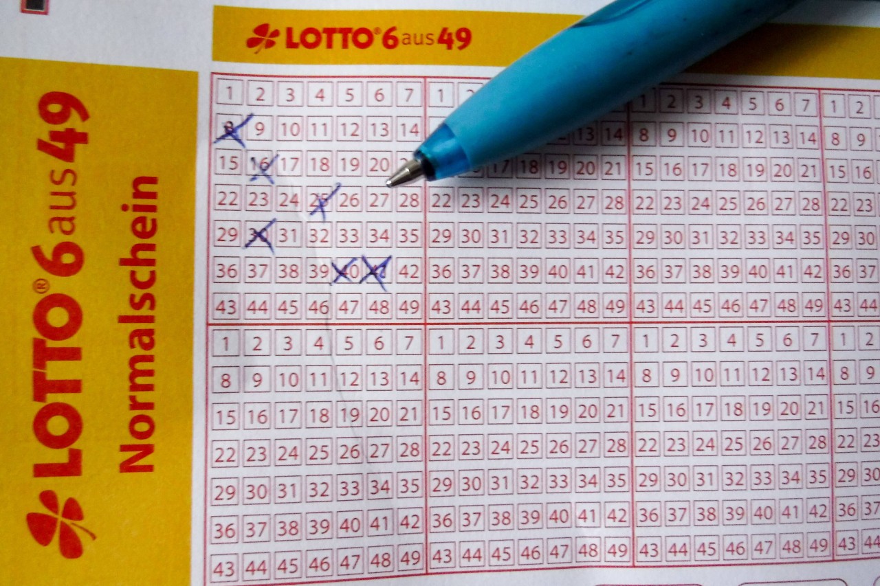 Lotto: Experte klärt auf – DAS passiert, wenn du den Jackpot knackst (Sy,bolbild). 